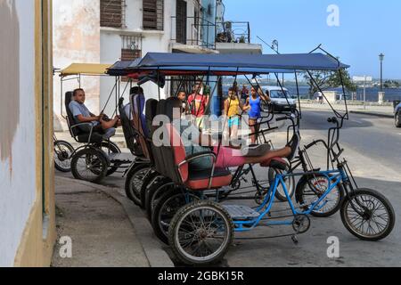 Rikshas à vélo, chauffeurs de taxi à vélo qui attendent des clients à la Havane, Cuba Banque D'Images