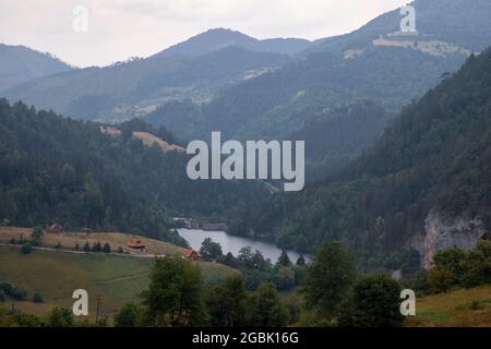 Serbie - vue du dessus du lac Zaovine sur la montagne Tara Banque D'Images