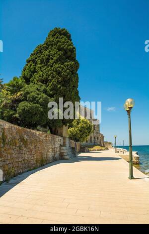 Partie des vieux murs défensifs de la ville côtière médiévale historique de Porec en Istrie, Croatie Banque D'Images