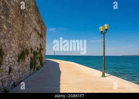 Partie des vieux murs défensifs de la ville côtière médiévale historique de Porec en Istrie, Croatie Banque D'Images