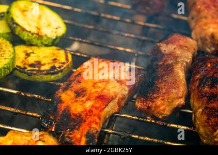 Griller des rouleaux de viande appelés mici ou Milice Banque D'Images