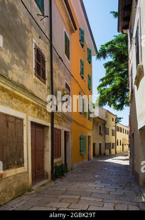 Une petite rue calme dans la ville côtière médiévale historique de Porec en Istrie, Croatie Banque D'Images