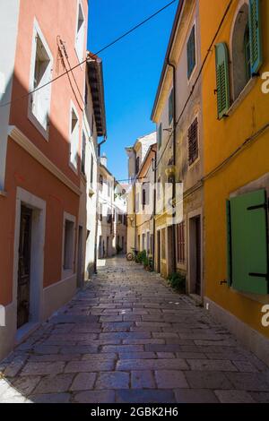 Une petite rue calme dans la ville côtière médiévale historique de Porec en Istrie, Croatie Banque D'Images