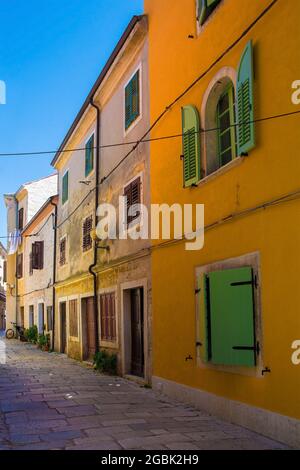 Une petite rue calme dans la ville côtière médiévale historique de Porec en Istrie, Croatie Banque D'Images