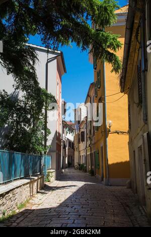 Une petite rue calme dans la ville côtière médiévale historique de Porec en Istrie, Croatie Banque D'Images