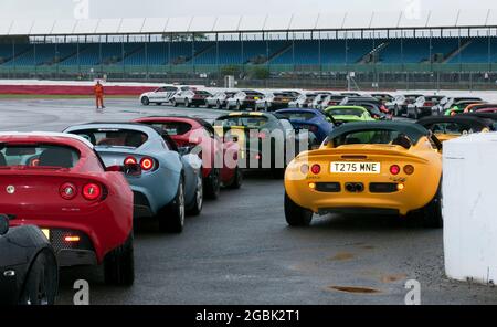 Lotus's Elise's et DeLorean's se réunissent à Brooklands pour célébrer leurs 25e et 40e anniversaire respectifs avec un défilé sur piste, au Classic. Banque D'Images