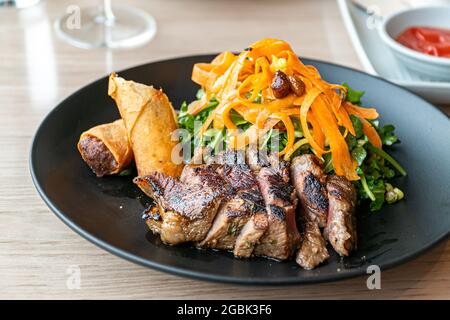 Salade de biftecks de New York grillé - vue latérale Banque D'Images