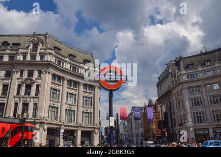 Londres, Royaume-Uni. 4 août 2021. Panneau de métro de Londres à la station Oxford Circus. Les grèves prévues cette semaine dans le métro de Londres ont été suspendues à la dernière minute afin de permettre aux discussions de se poursuivre sur le différend relatif aux échelons de rémunération des chauffeurs de métro de nuit. (Crédit : Vuk Valcic / Alamy Live News) Banque D'Images