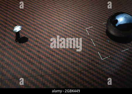 Tokyo, Japon. 20 juillet 2021. Une silhouette d'homme avec un parapluie pendant les mois d'été dans la ville de Tokyo. Crédit : SOPA Images Limited/Alamy Live News Banque D'Images