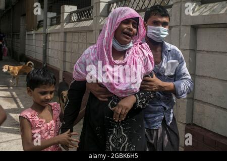 Dhaka, Bangladesh, le 4 août 2021 : une femme se plaint à l'extérieur de l'hôpital du Dhaka Medical College, après avoir reçu le cadavre de son parent qui a perdu sa vie dans un incendie à l'usine de Hashem Foods à Narayanganjs Rupganj, dans la banlieue de Dhaka. Credit: Sazzad Hossain / Groupe Eyepix / Alamy Live News Banque D'Images