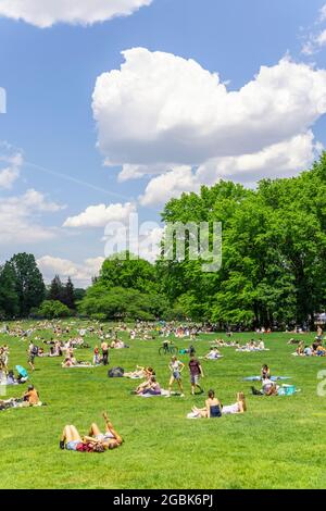 Les gens se détendent sur le pré Sheep Meadow of Central Park au milieu de la pandémie de COVID-19 NYC. Banque D'Images