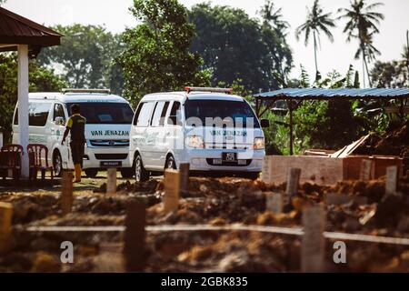 Klang, Selangor, Malaisie. 28 juillet 2021. Plusieurs véhicules transportant les restes de Covid-19 sont arrivés au cimetière islamique.la Malaisie a enregistré le plus grand nombre de cas de Covid-19 avec 19,819 nouveaux cas et 257 morts. (Image de crédit : © Syairful Redzuan/SOPA Images via ZUMA Press Wire) Banque D'Images