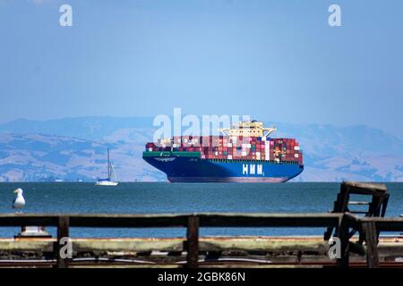 Le navire à conteneurs HMM Hyundai Force entièrement chargé de conteneurs est ancré dans la baie de San Francisco et attend d'être amarré au port d'Oakland. - Oakland, Banque D'Images