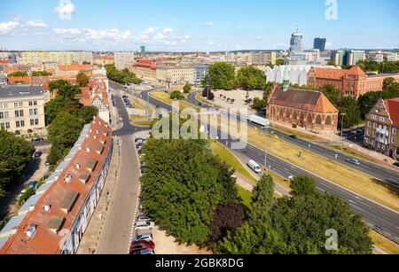 Vue aérienne du paysage urbain de Szczecin lors d'une journée ensoleillée d'été, en Pologne. Banque D'Images