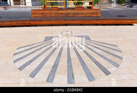 Le symbole pétoncle des pèlerins de saint-jacques-de-compostelle était représenté sur un trottoir le long de la côte ligure Banque D'Images