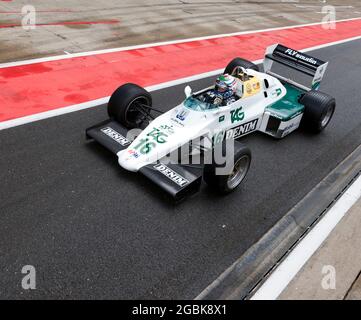 Mark Hazell a conduit son 1983 Williams FW08C sur la voie internationale de la Pit, à la fin du Murray Walker Memorial Trophée pour Masters Historic F1 Banque D'Images