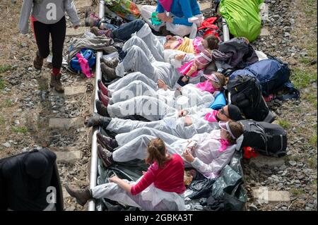 31 juillet 2021, Schleswig-Holstein, Brunsbüttel: Des activistes occupent la piste devant une compagnie chimique. Plusieurs centaines, principalement des jeunes, de l'alliance 'Ende Gelände' ont manifesté contre un terminal prévu pour le gaz naturel liquéfié (GNL). Entre autres choses, ils occupaient une voie d'accès dans une zone industrielle où travaillent diverses entreprises chimiques. Photo: Jonas Walzberg/dpa Banque D'Images