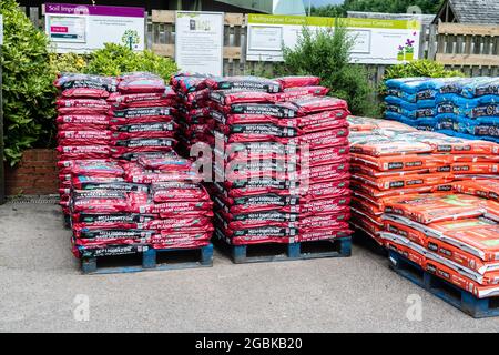 Sacs de compost au centre du jardin Banque D'Images