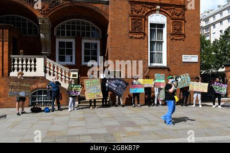 4 août 2021, Londres, Royaume-Uni. Le mouvement pour la justice avec la Jamaïque et traverser la Manche réfugiés fume de la manifestation de guerre pour exiger que le gouvernement jamaïcain cesse de se colluer avec le vol d'expulsion du gouvernement britannique. Il semble que le gouvernement britannique lui-même a violé les droits de l'homme le « congé indéfini pour rester citoyen britannique » qui leur a été retiré en dehors de la haute-commission de la Jamaïque. Ils ne sont pas les seules victimes, il y a une semaine, d'un vol d'expulsion vers le Vietnam. Il y a deux semaines également, la manifestation de Hongkonger devant Home Office le gouvernement britannique promet la citoyenneté de BNO la plupart sont rejetées sans plus de val Banque D'Images