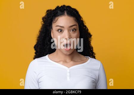 Oh non. Choqué African American Lady avec la bouche ouverte regardant la caméra Banque D'Images