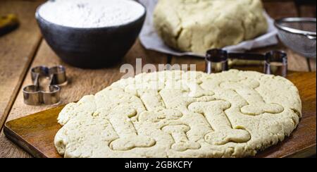 pâte à biscuits faite maison pour en-cas pour chiens, biscuits pour animaux faits avec des produits biologiques Banque D'Images