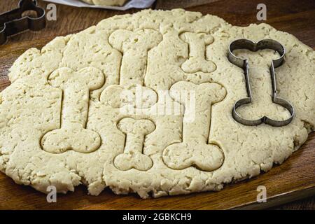 pâte crue pour nourriture pour chiens, biscuits pour animaux cuits à la maison Banque D'Images