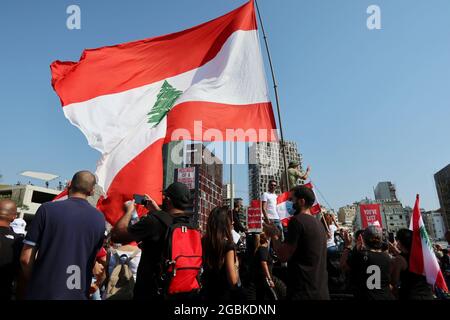 Beyrouth, Liban. 04e août 2021. Les gens se rassemblent au port pour le premier anniversaire du Blast, Beyrouth, Liban, le 4 août 2021. La terrible explosion du port de Beyrouth s'est produite à 6:07 p. m, le 4 août 2020, et a tué plus de 200 personnes. (ELISA Gestri/Sipa USA) Credit: SIPA USA/Alay Live News Banque D'Images