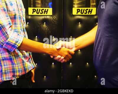 Deux business man shaking hands Banque D'Images
