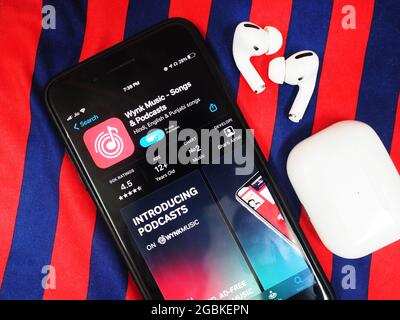 KOLKATA, INDE - 02 août 2021 : l'application de musique wynk sur l'App Store a été ouverte sur l'iPhone sur une table d'arrière-plan colorée avec Airpods pro. Horizonta Banque D'Images
