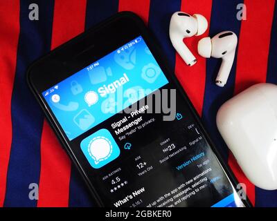 KOLKATA, INDE - 02 août 2021: IPhone 7 sur fond de couleur avec nouvelle application Messenger logo signal est une nouvelle application pour la messagerie avec haut f Banque D'Images