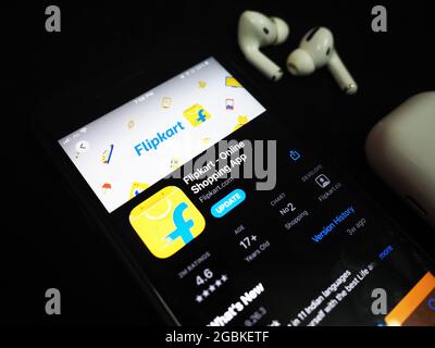 KOLKATA, INDE - 02 août 2021 : application d'achat en ligne Flipkart sur l'App Store ouverte sur un iPhone sur une surface de fond de table noire avec Airpods pro. Banque D'Images