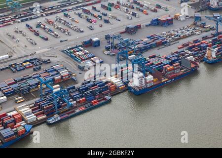 ROTTERDAM, PAYS-BAS - 13 mai 2020 : terminal de conteneurs de Samskip dans le port d'Eemshaven de Rotterdam avec des navires chargeant des conteneurs. Banque D'Images