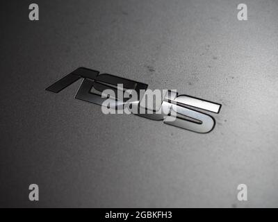 KOLKATA, INDE - 02 août 2021 : surface métallique polie noire de la housse de l'ordinateur portable avec logo ASUS fermeture de l'inscription sur la couverture supérieure de l'Asus Banque D'Images