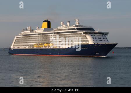 Arrivée tôt le matin dans la ville pour l'ESPRIT D'AVENTURE du bateau de croisière exploité par la SAGA Banque D'Images