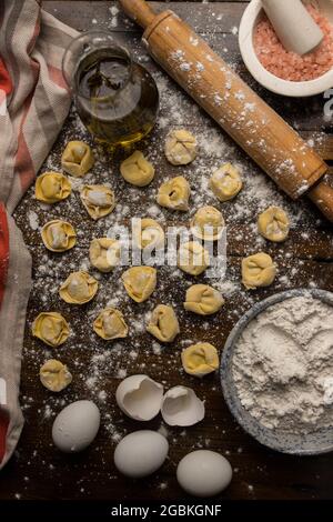 Dose de boulettes crues sur une table en bois Banque D'Images