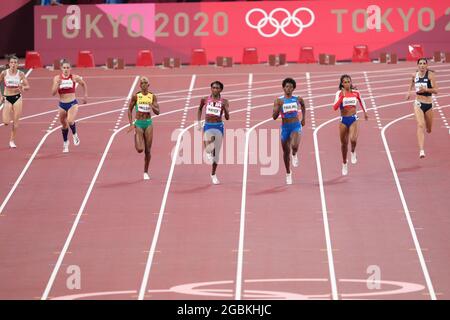 4 août 2021 ; Stade Olympique, Tokyo, Japon : Tokyo 2020 Jeux Olympiques d'été jour 12 ; Womens 400m demi-finales ; PAULINO Marileidy (DOM) met la finale en service pour se qualifier, suivi de McLeod Candice (JAM), GOMEZ Roxana (CUB) et HAYES Quanera (USA) Banque D'Images