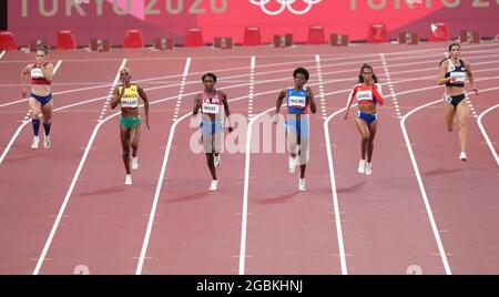 4 août 2021 ; Stade Olympique, Tokyo, Japon : Tokyo 2020 Jeux Olympiques d'été jour 12 ; Womens 400m demi-finales ; PAULINO Marileidy (DOM) met la finale en service pour se qualifier, suivi de McLeod Candice (JAM), GOMEZ Roxana (CUB) et HAYES Quanera (USA) Banque D'Images