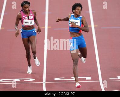 4 août 2021 ; Stade Olympique, Tokyo, Japon : Tokyo 2020 Jeux Olympiques d'été jour 12 ; Womens 400m demi-finales ; PAULINO Marileidy (DOM) met la finale en service pour se qualifier, suivi de HAYES Quanera (USA) Banque D'Images