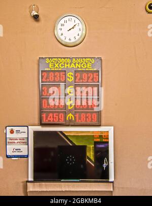 7-14-2019 Tbilissi Géorgie échange de currentcy à Tbilissi Géorgie avec fenêtre et panneau et horloge sur wall.jpg Banque D'Images