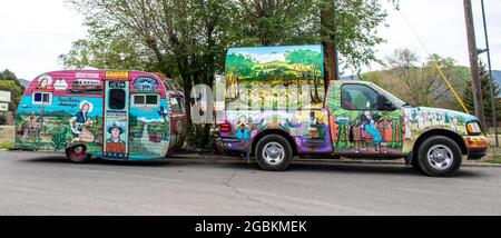 2021 05 21 Taos New Mexico États-Unis camion peint et fourgonnette de camping garé dans le stationnement. Banque D'Images