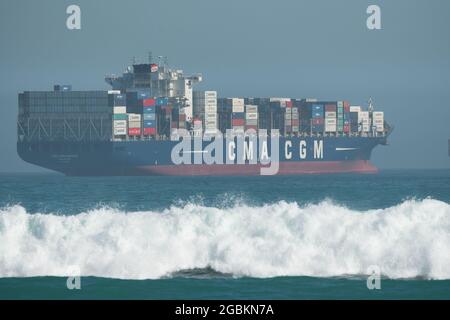 Navire-conteneur à l'ancre à Table Bay, le Cap, Afrique du Sud concept de l'industrie du transport maritime et du commerce et de l'exportation Banque D'Images