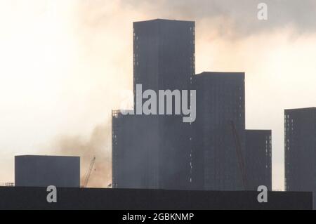 Manchester, le UK4th août, 2021Smoke s'allume d'un incendie à 18,59pm, plus haut que la tour Deansgate Square pâtés de maisonsLa tour Sud est à 201 mètres de talLe Manchester Evening News rapporte que: "Le service d'incendie et de sauvetage du Grand Manchester ont dit que le feu était dans Hulme Street". Crédit : Terry Waller/Alay Live News Banque D'Images