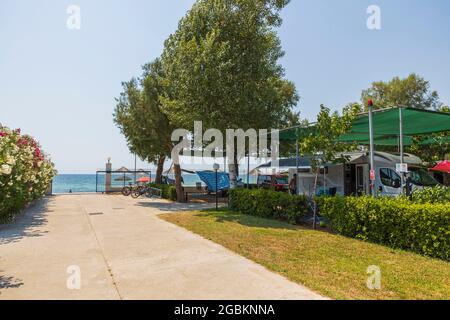 Belle vue sur le paysage du camping près de la côte de mer. Tourisme et voyages. Grèce. Banque D'Images