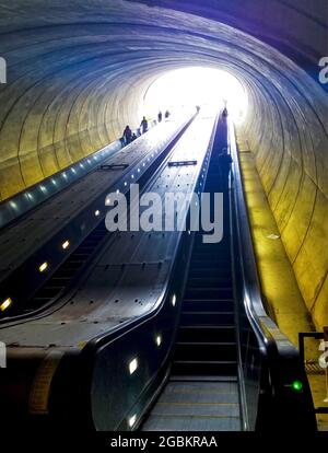 Escalator à Washington DC Potomac ave la station de métro, à la recherche jusqu'à la rue avec les gens monter et descendre Banque D'Images