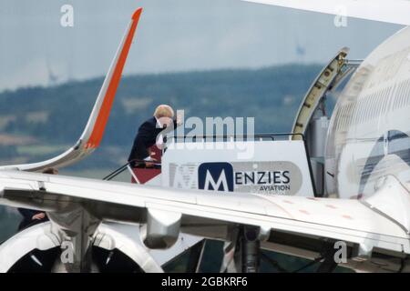 Glasgow, Écosse, Royaume-Uni. 4 août 2021. PHOTO : le Premier ministre britannique, le député Boris Johnson, a vu monter les marches de l'avion privé Airbus A321 de l'Union Jack, en route vers Aberdeen pour la prochaine étape de sa visite en Écosse. Crédit : Colin Fisher/Alay Live News Banque D'Images