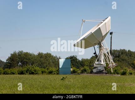 Observatoire ionosphérique avec antenne satellite géante pour la réception d'un signal satellite. Banque D'Images