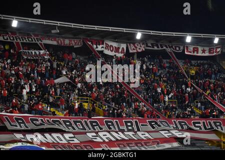 Les fans de l'Independiente Santa Fe ont vu dans les tribunes soutenir l'équipe locale lors du premier match entre l'Independiente Santa Fe de Bogota et l'Atletico Nacional de Medellin avec des spectateurs à Bogota, Colombie depuis le COVID-19 Close-down pendant le jeu de pari de Liga - Dimayor le 3 août 2021. Peu après la fin de la première moitié, les partisans de l'Atletico Nacional se sont affrontés avec les partisans de l'Independiente Santa Fe qui ont suspendu le match. Banque D'Images