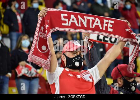 Les fans de l'Independiente Santa Fe ont vu dans les tribunes soutenir l'équipe locale lors du premier match entre l'Independiente Santa Fe de Bogota et l'Atletico Nacional de Medellin avec des spectateurs à Bogota, Colombie depuis le COVID-19 Close-down pendant le jeu de pari de Liga - Dimayor le 3 août 2021. Peu après la fin de la première moitié, les partisans de l'Atletico Nacional se sont affrontés avec les partisans de l'Independiente Santa Fe qui ont suspendu le match. Banque D'Images