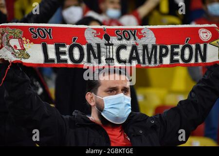 Les fans de l'Independiente Santa Fe ont vu dans les tribunes soutenir l'équipe locale lors du premier match entre l'Independiente Santa Fe de Bogota et l'Atletico Nacional de Medellin avec des spectateurs à Bogota, Colombie depuis le COVID-19 Close-down pendant le jeu de pari de Liga - Dimayor le 3 août 2021. Peu après la fin de la première moitié, les partisans de l'Atletico Nacional se sont affrontés avec les partisans de l'Independiente Santa Fe qui ont suspendu le match. Banque D'Images