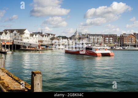 Un traversier en catamaran rapide Red Jet se renversant à partir du terminal T2 de Town Quay, Southampton, au départ de Cowes, île de Wight Banque D'Images